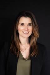 a headshot of Tanya Moniz-Witten